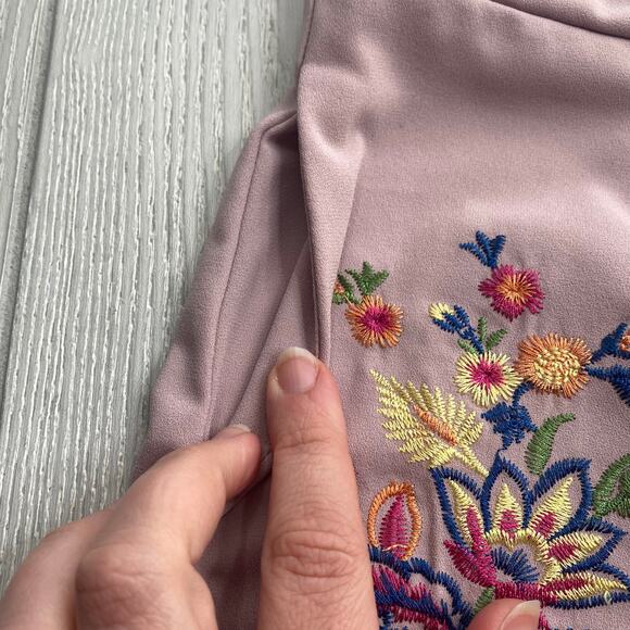 Altar’d State Women's Lavender Purple Embroidered Floral Shorts Size Medium - Picture 8 of 11